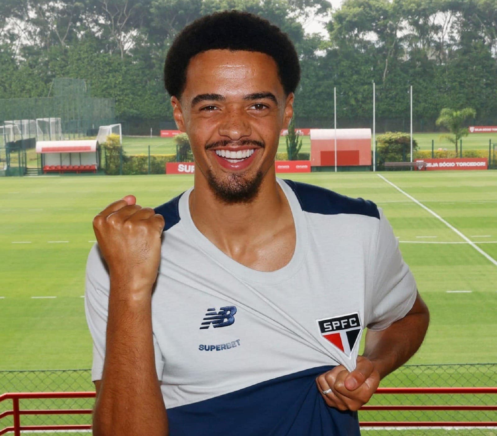 Lateral-esquerdo Jamal Lewis ficou poucos meses no São Paulo