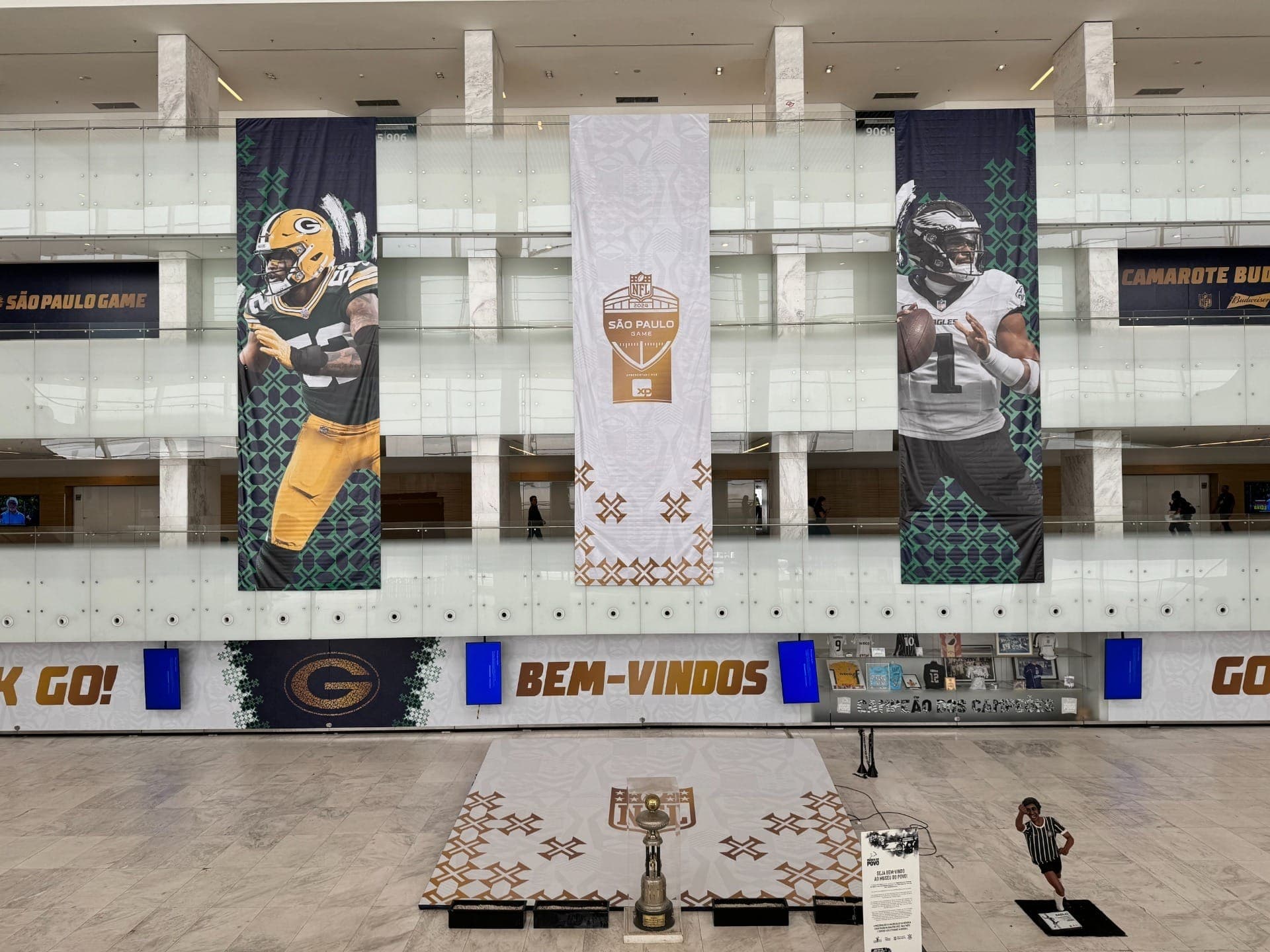 Arena Corinthians vai ficando envelopada para o jogo da NFL