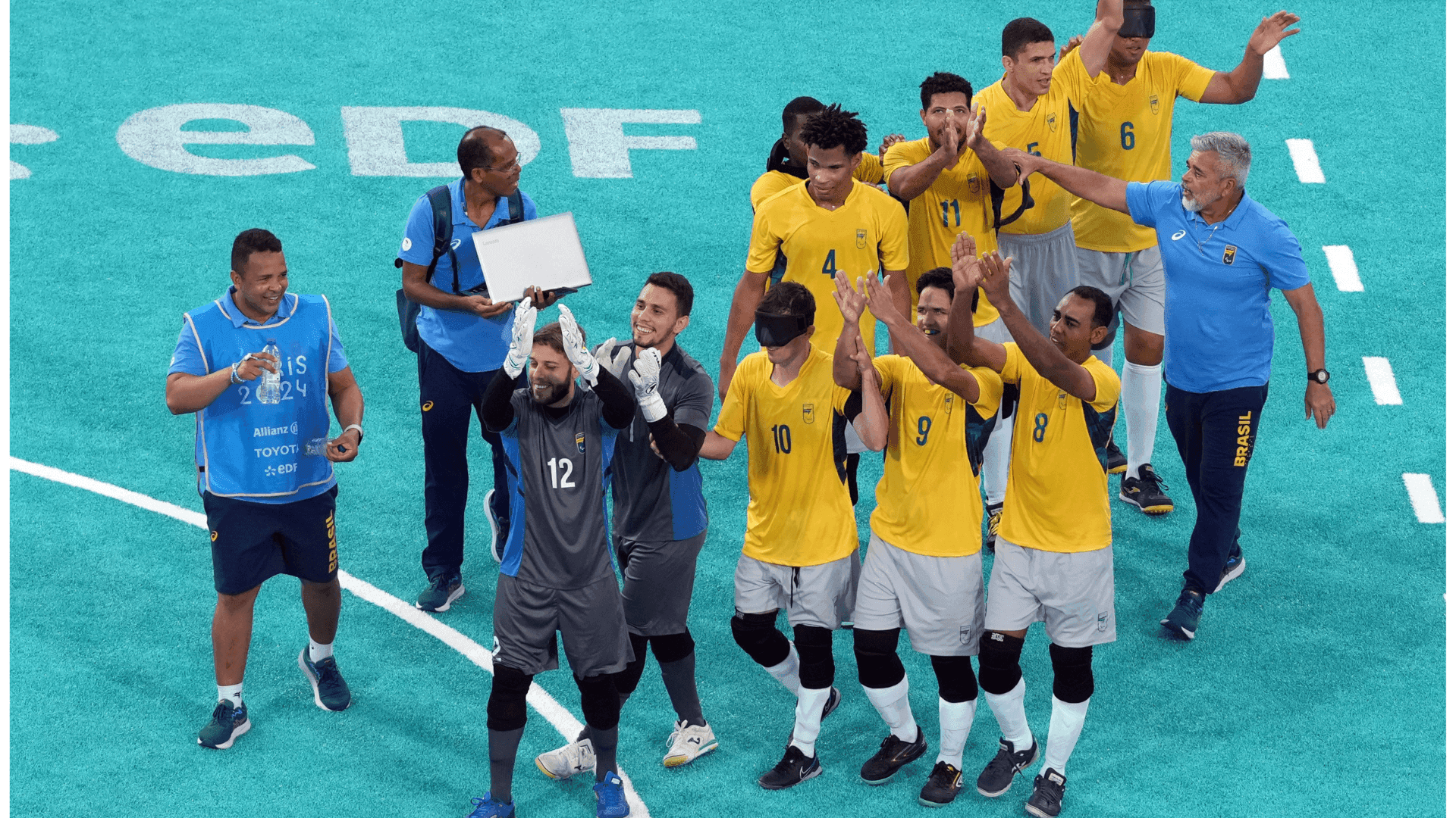 Jogadores da seleção brasileira de futebol de cegos comemoram a classificação para a semifinal das Paralimpíadas
