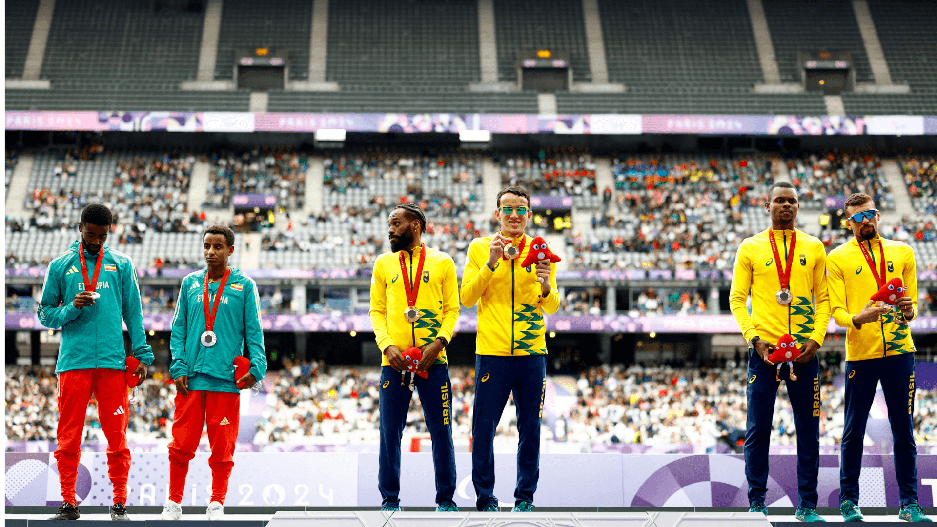 Yeltsin Jacques e Júlio César Agripino no pódio da prova dos 1500m classe T11