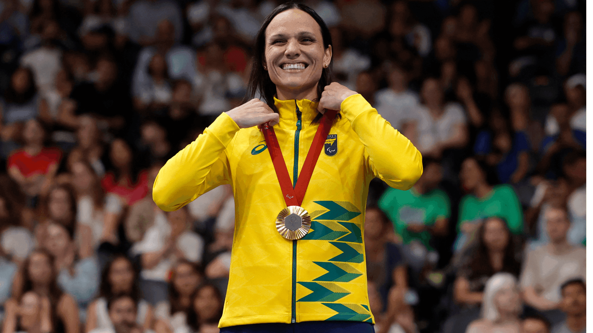 Carol Santiago comemora o terceiro ouro em Paris