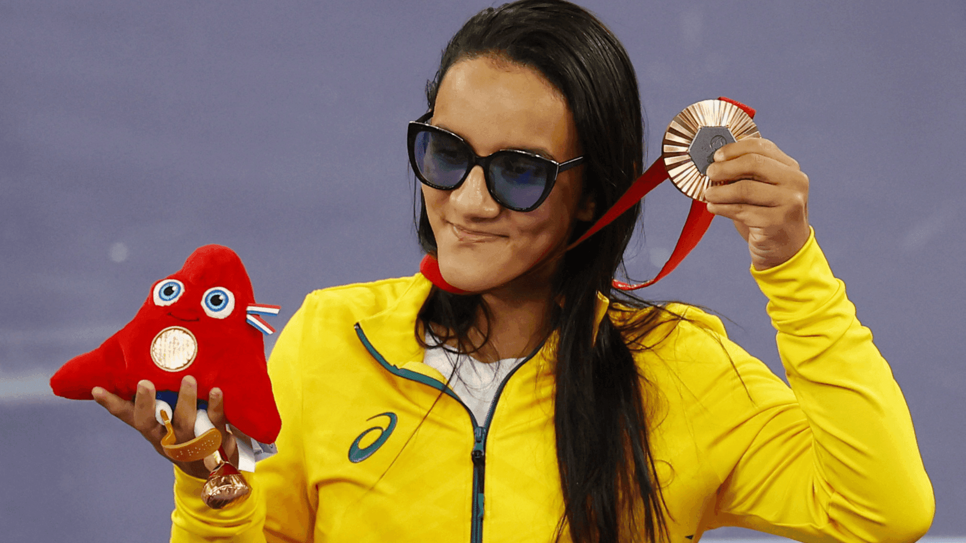 Lara Lima com a medalha de bronze após a prova da categoria até 41 kg