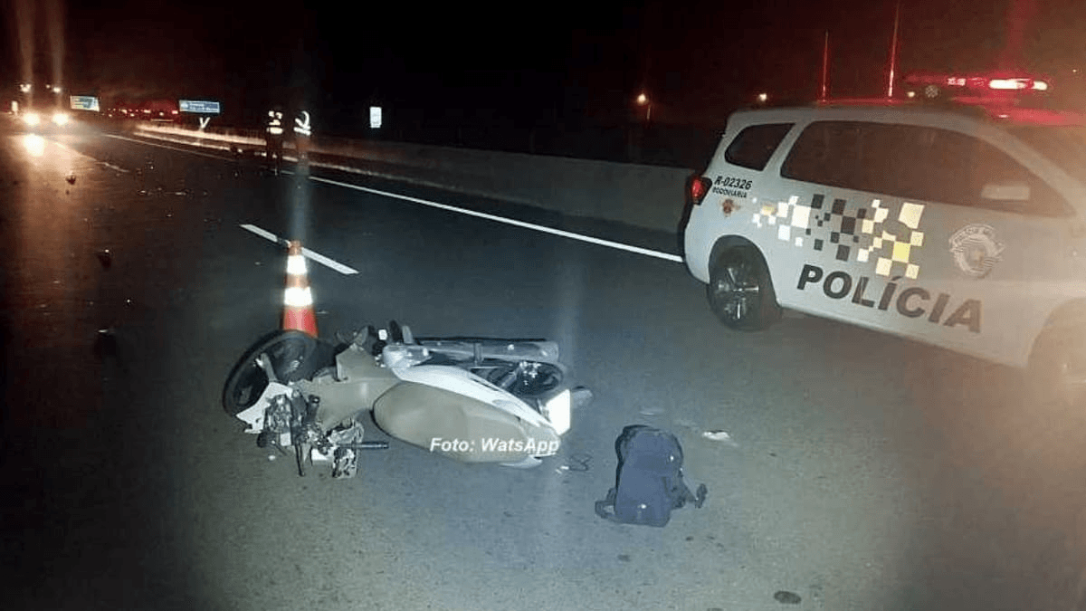 A motocicleta ficou destruída após o acidente