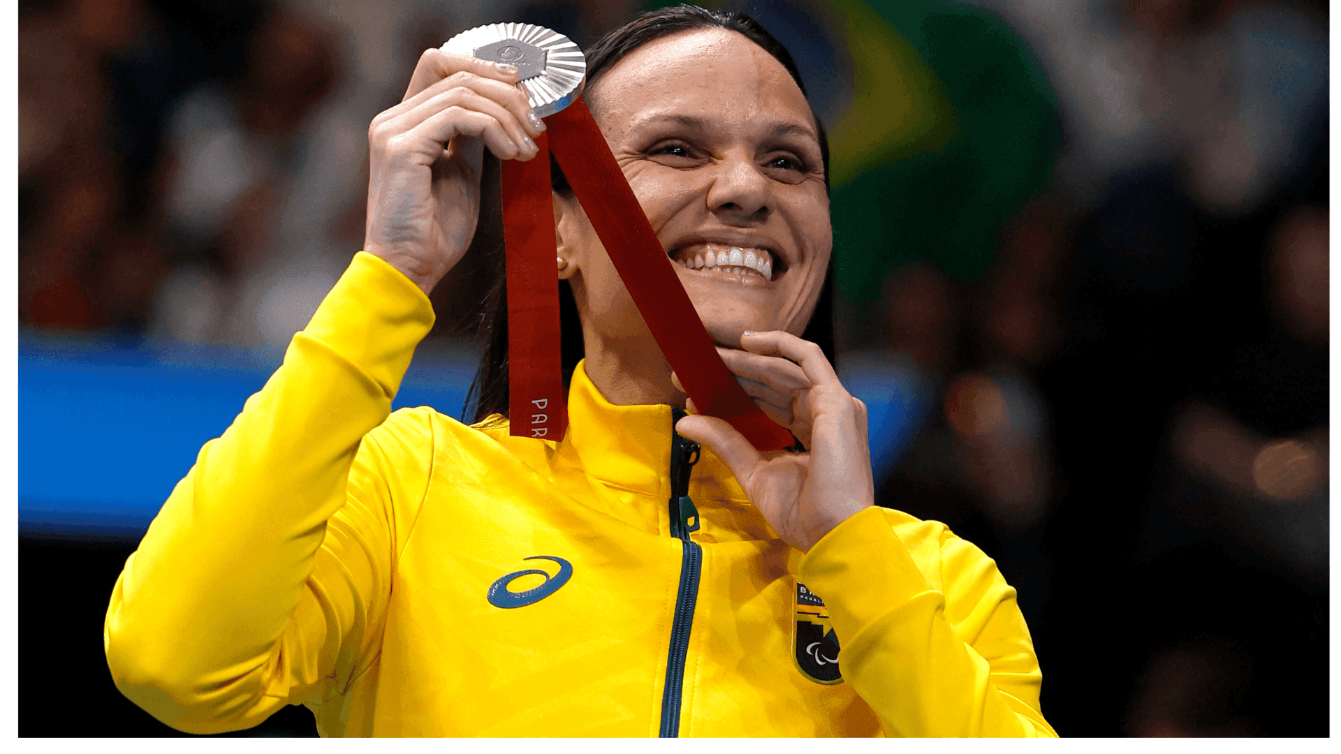 Carol Santiago com a prata conquistada nos 100m peito classe SB12