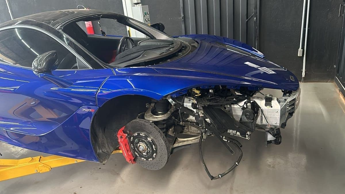 McLaren apreendida em operação contra lavagem de dinheiro pertence a Deolane Bezerra
