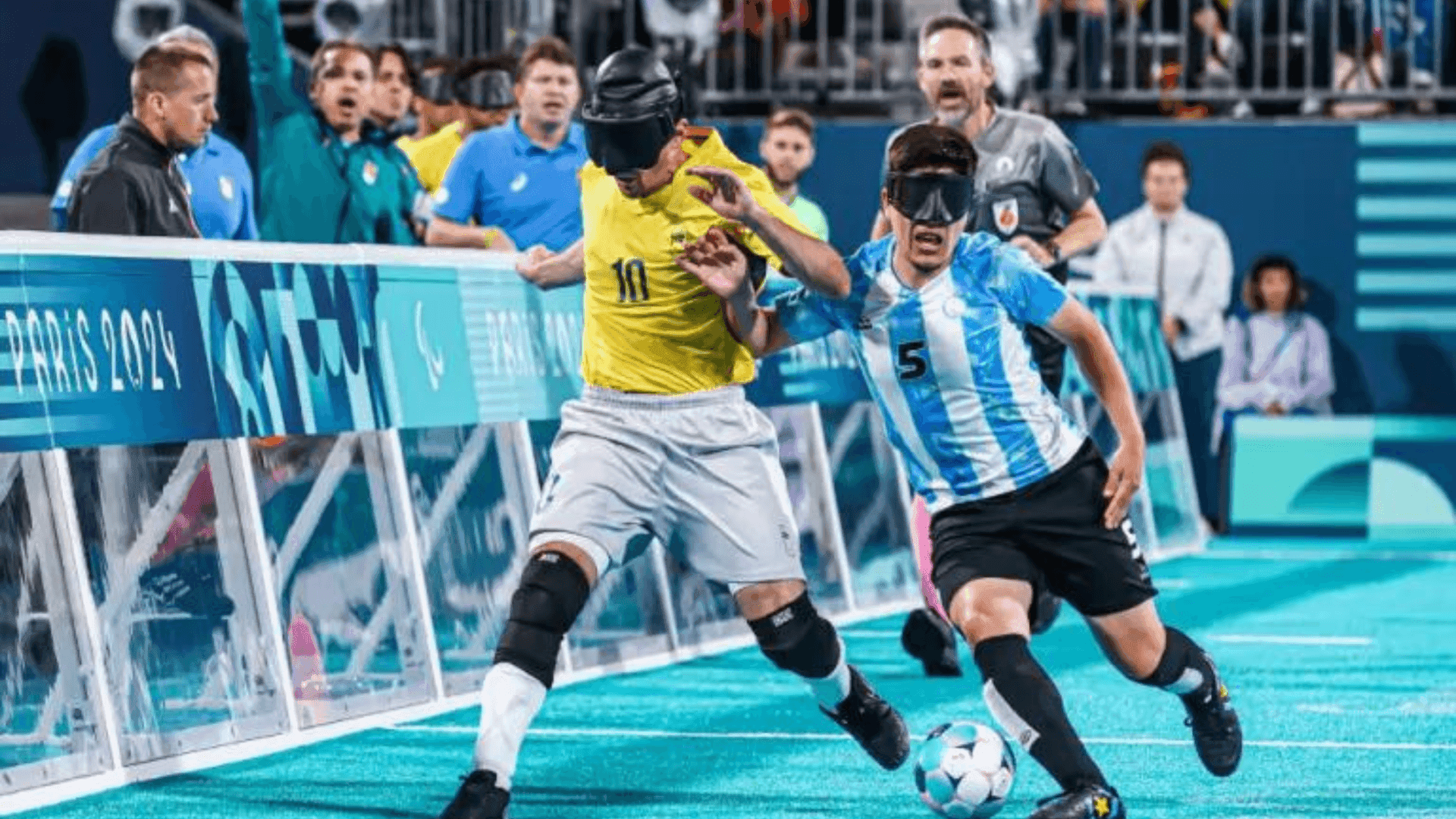 Ricardinho disputa jogada em Brasil e Argentina