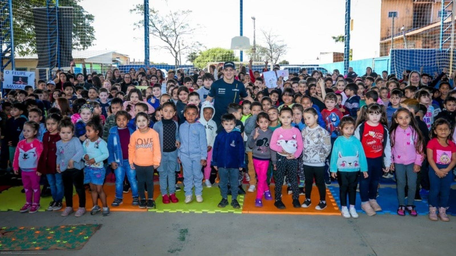 Felipe Massa na Escola Comunitária São Mateus, em Canoas (RS)