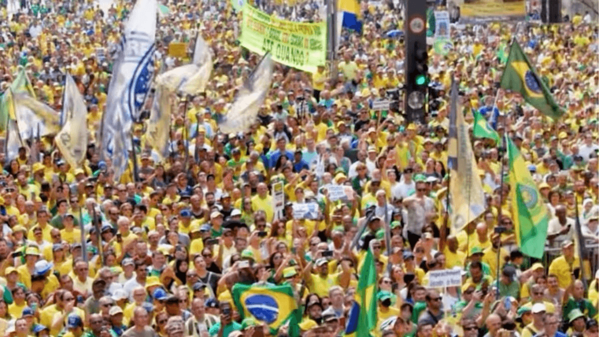 Ex-presidente discursou ao lado de parlamentares e manifestantes que pediam o impeachment do ministro do STF