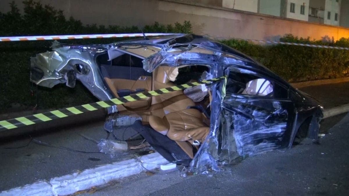 Motorista bateu em poste e carro partiu no meio em São Paulo