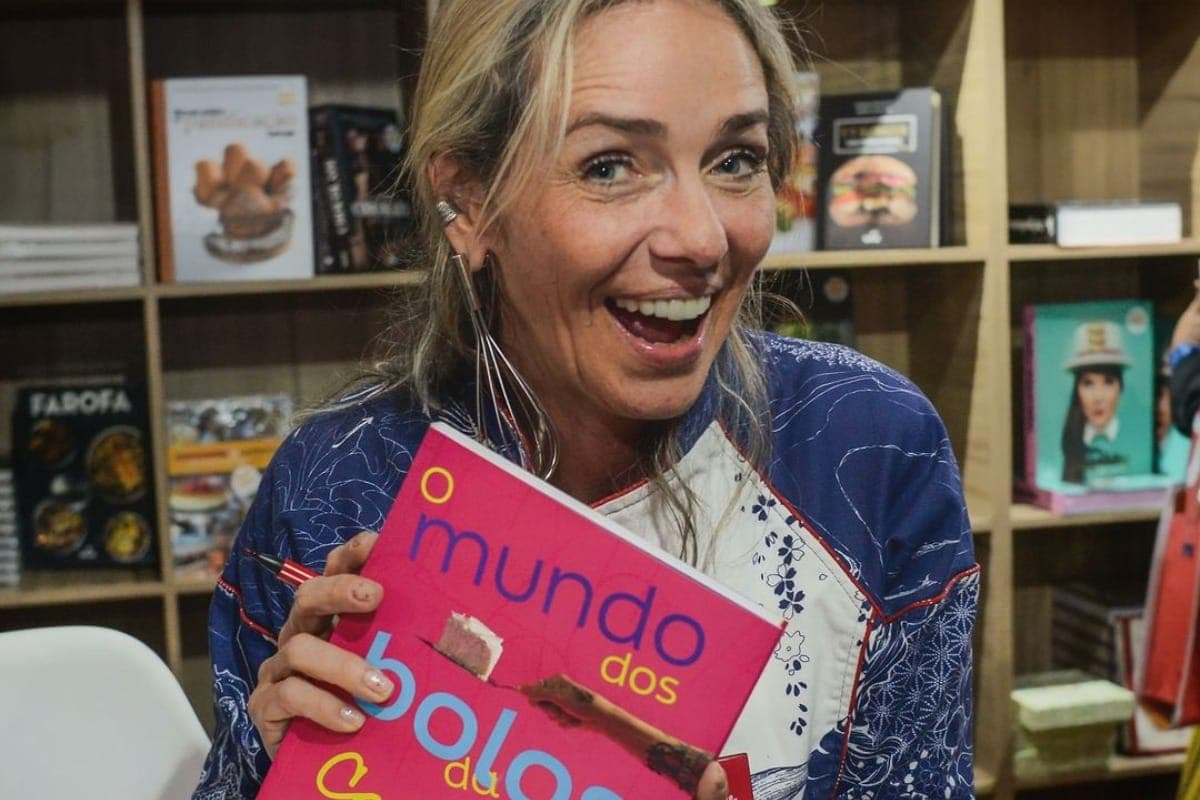 Carole Crema lança livro de bolos