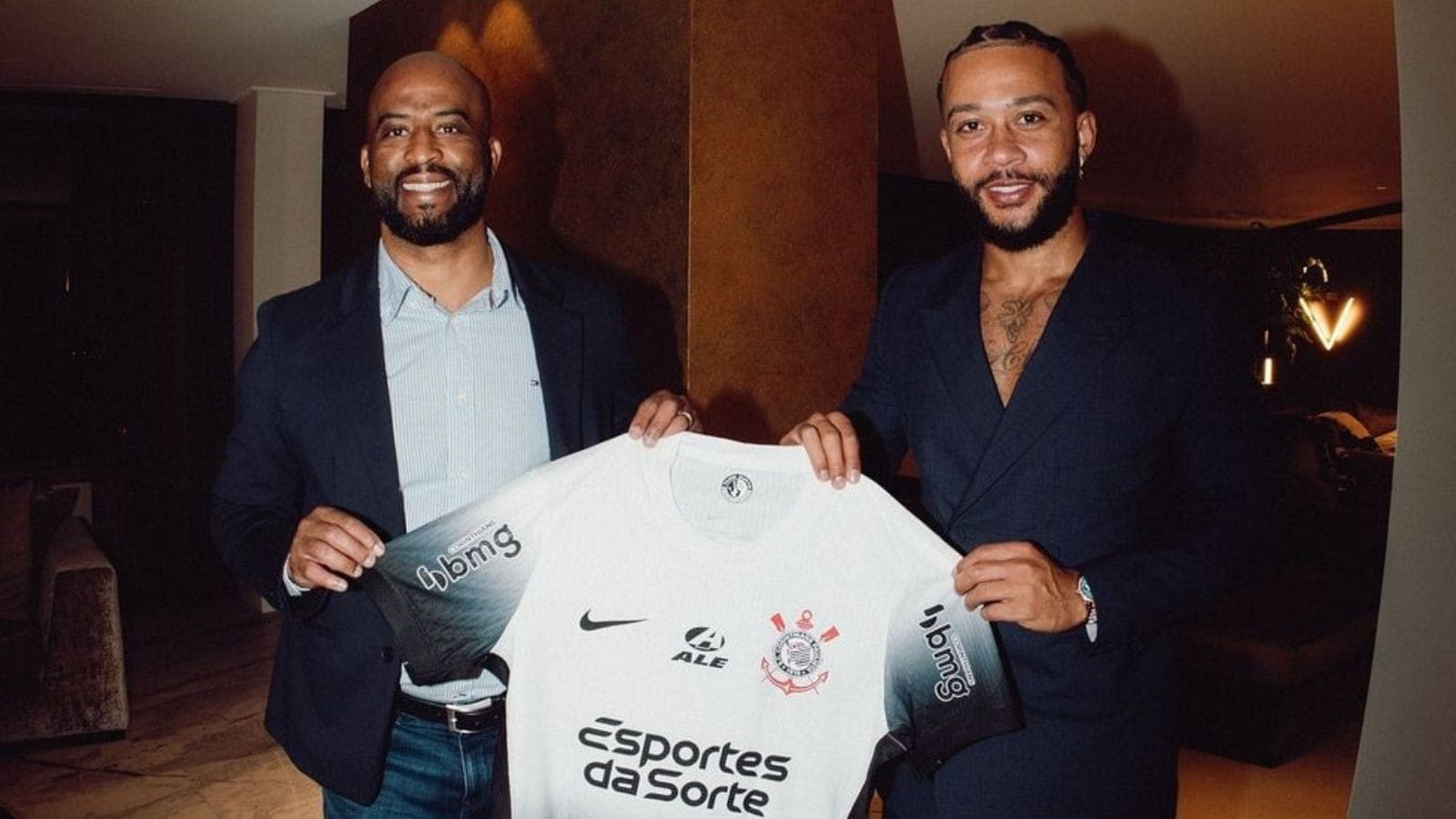 Memhpis Depay já está livre para atuar pelo Corinthians