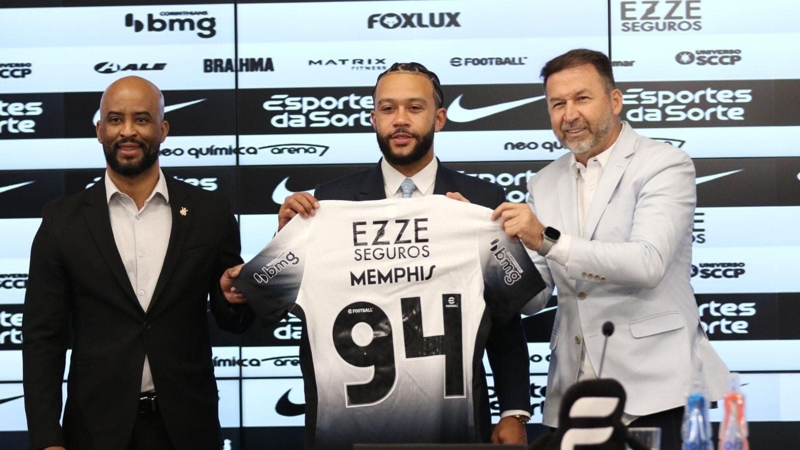 Fabinho Soldado, Memphis Depay e Augusto Melo na entrevista de apresentação no Corinthians