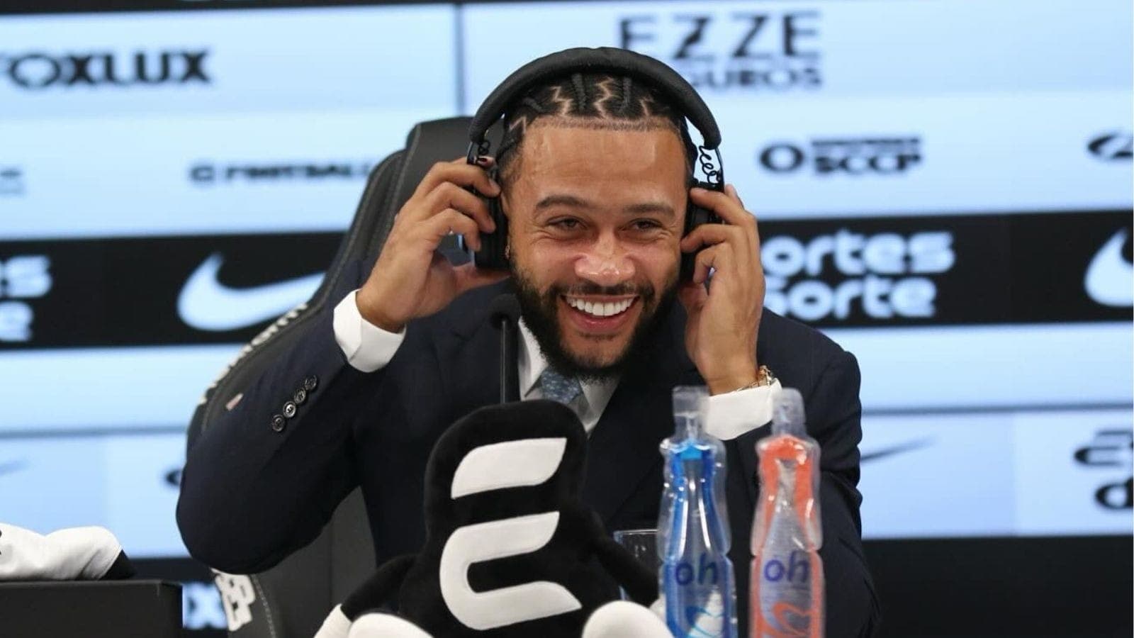 Memphis Depay em coletiva de apresentação do Corinthians