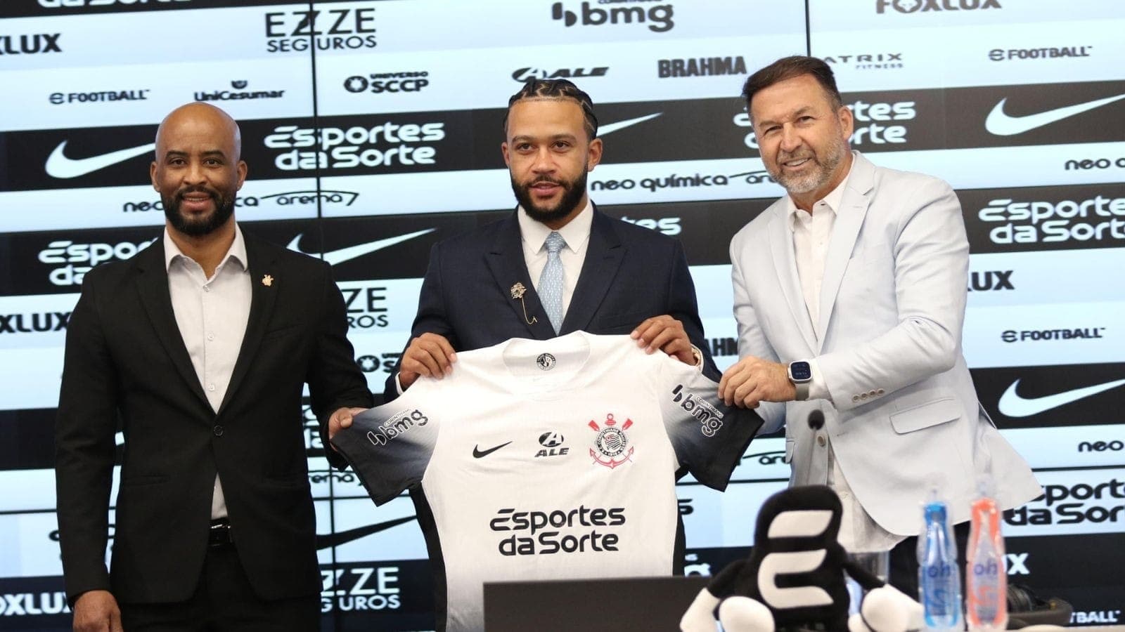 Memphis Depay foi apresentado pelo Corinthians nesta quinta (12)