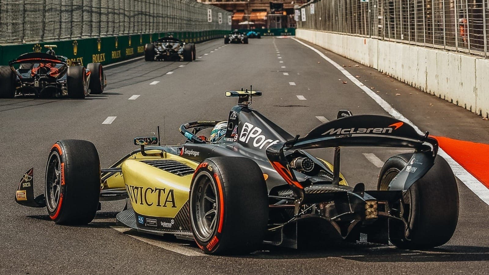 Gabriel Bortoleto (Invicta) na etapa de Baku da Fórmula 2