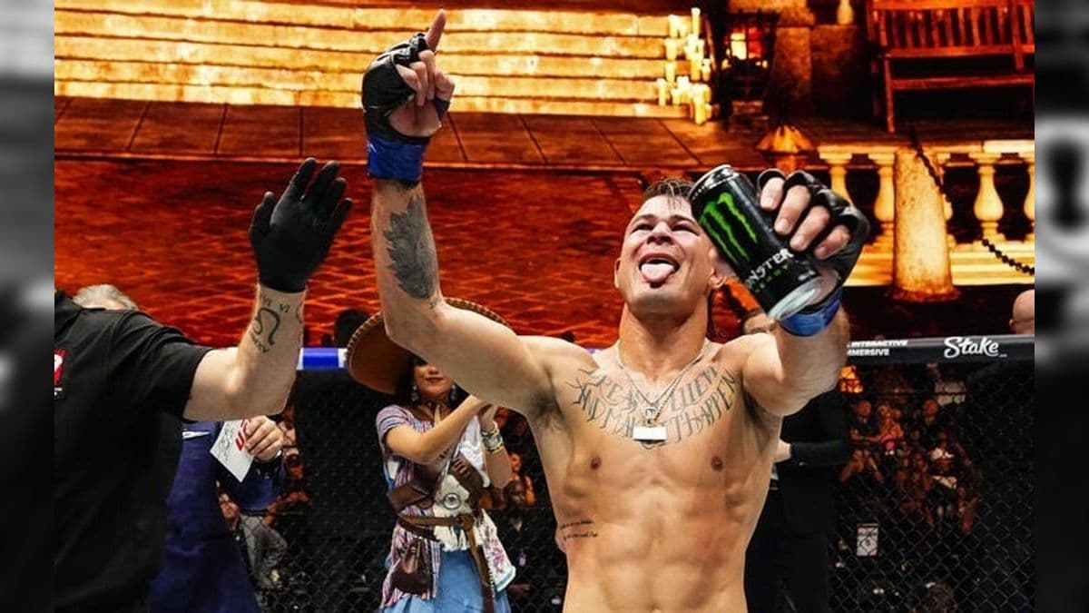 Diego Lopes comemora a vitória no UFC 306 - Riyadh Season Noche UFC.