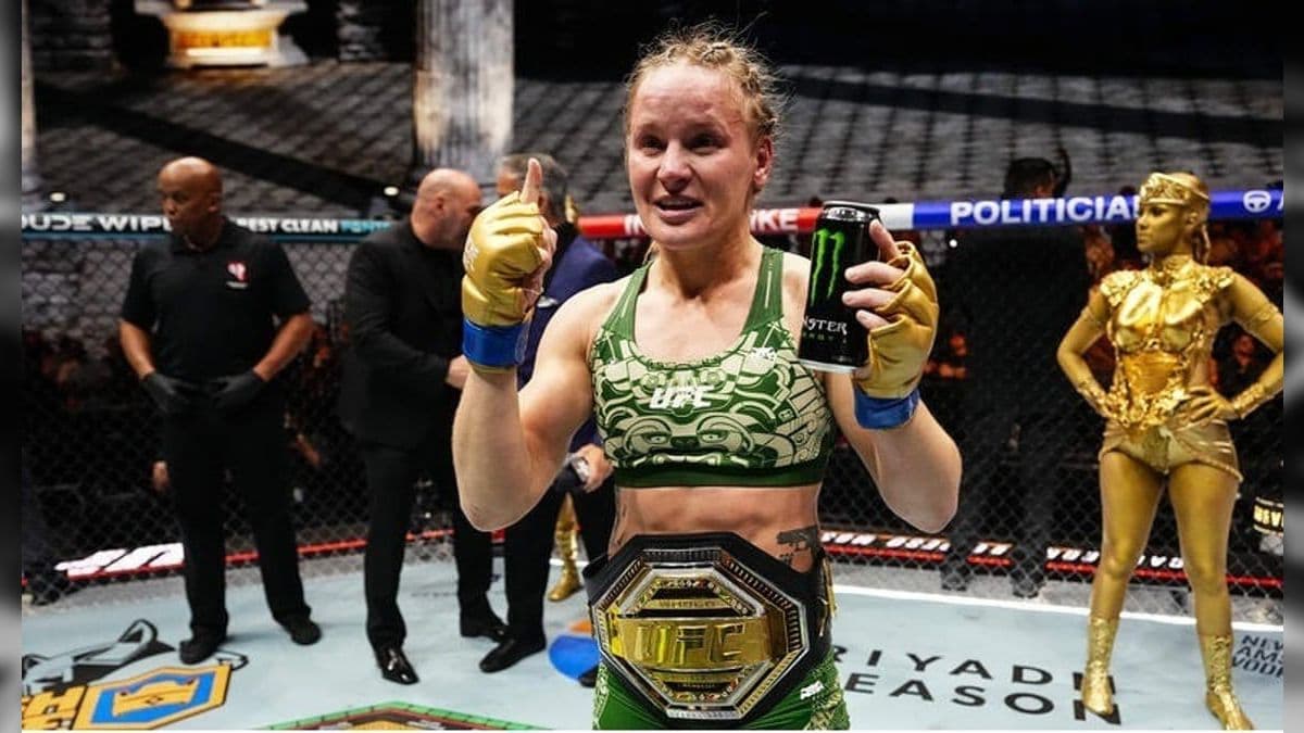 Valentina Shevchenko comemora a conquista do cinturão peso-mosca no UFC 306 - Riyadh Season Noche UFC. Valentina Shevchenko comemora a conquista do cinturão peso-mosca no UFC 306 - Riyadh Season Noche UFC.