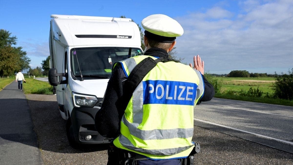 Policial para veículo na fronteira da Alemanha com a Dinamarca