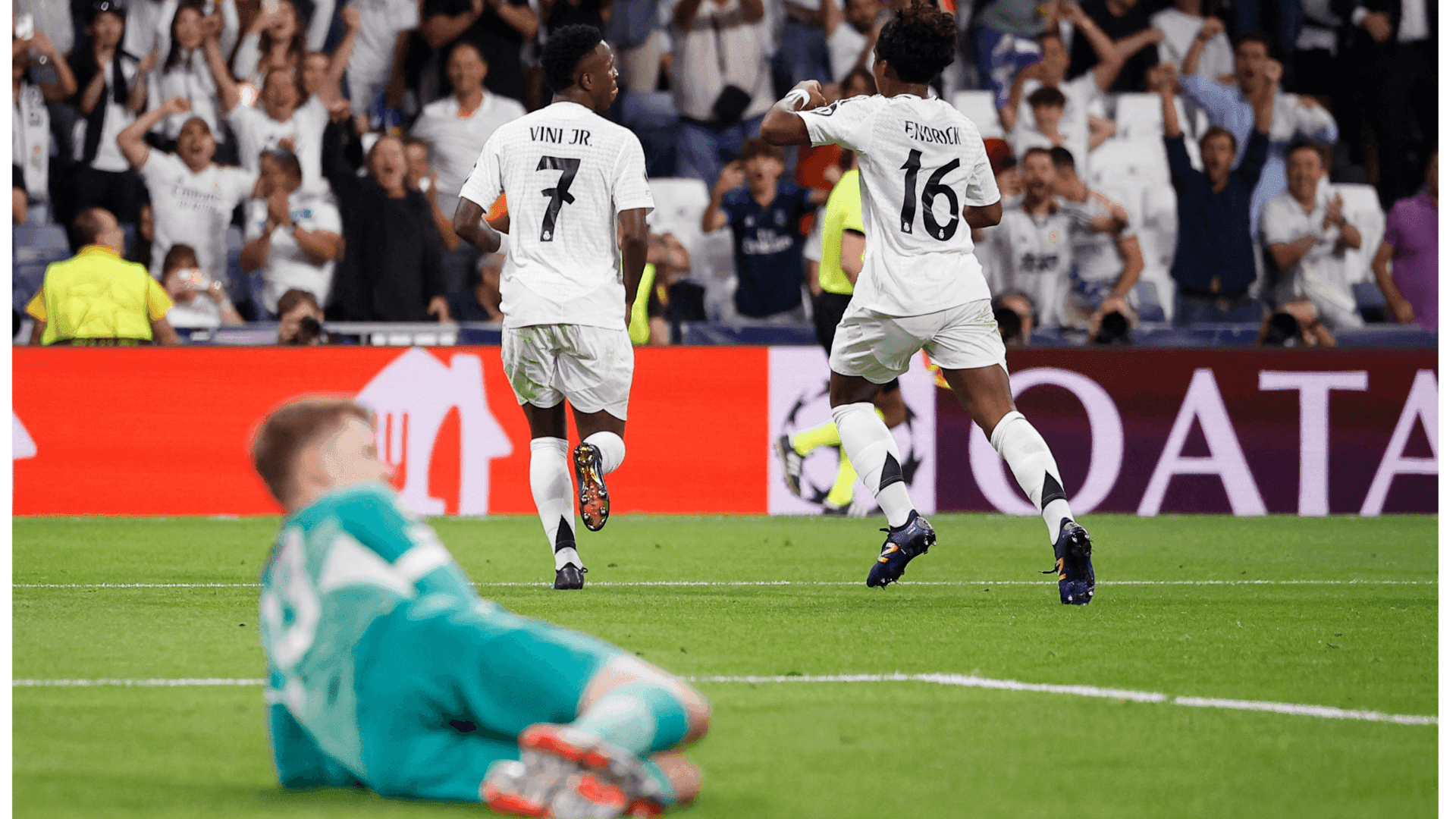 Endrick comemora com Vini Jr o seu gol na Champions