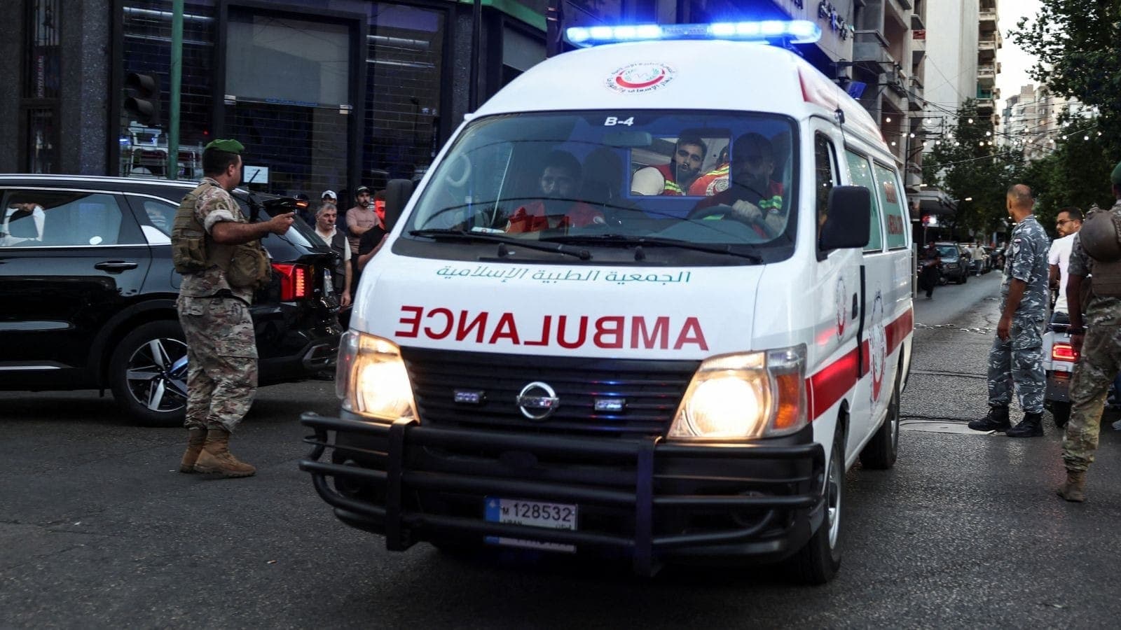 Feridos por explosões de pagers são levados de ambulância