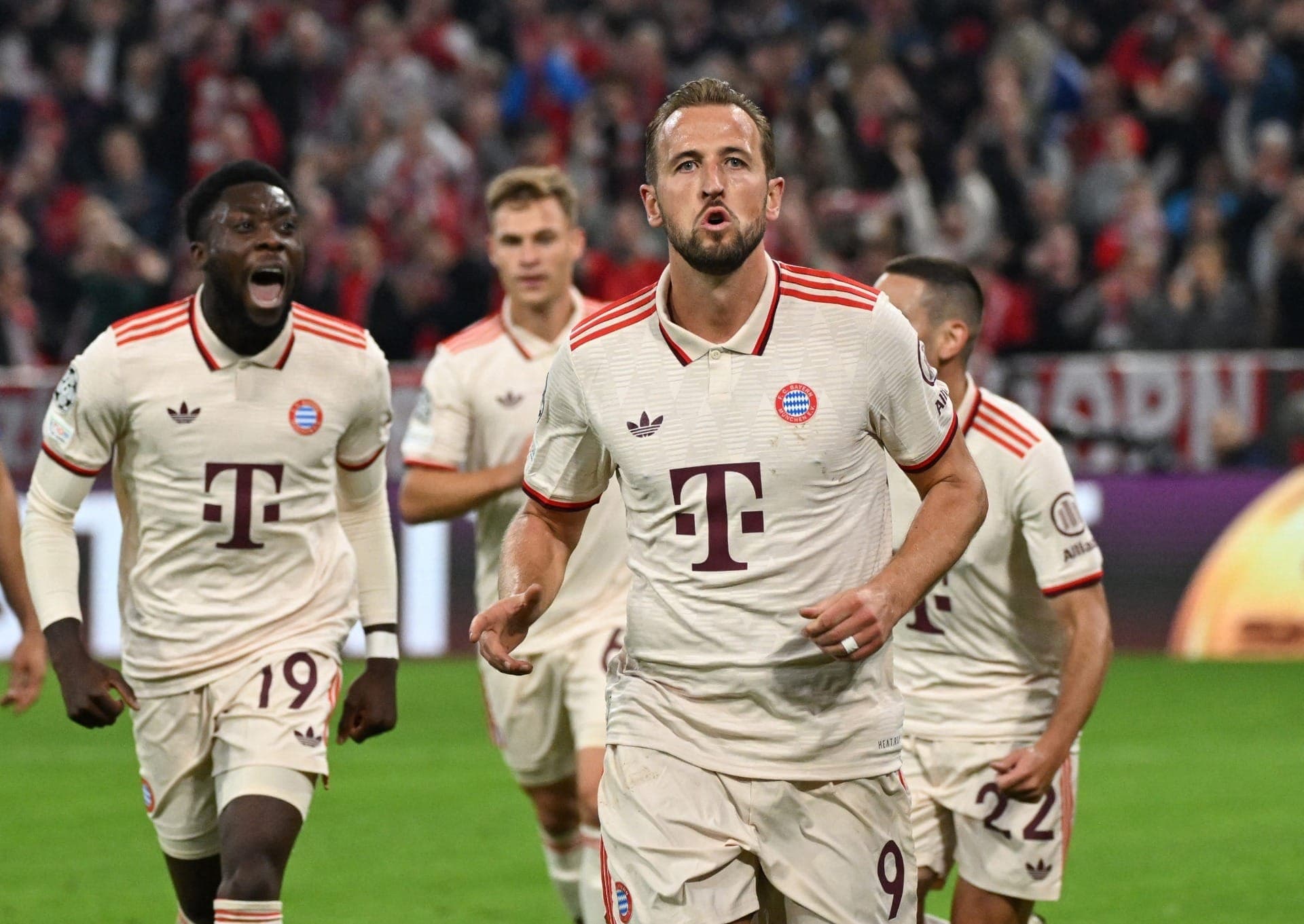 Harry Kane comemora gol pelo Bayern de Munique na Champions League