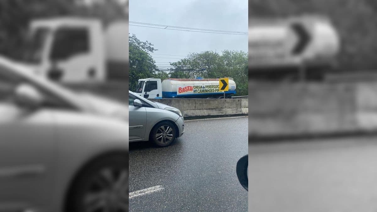Motoristas autônomos de caminhões pipa realizaram um protesto contra concessionárias de água que abastecem o Rio