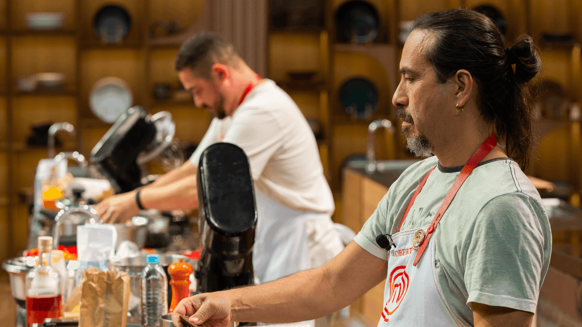 Roberto cozinha em prova de eliminação do MasterChef