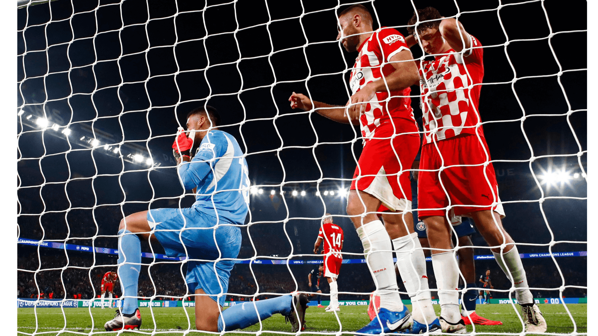 O goleiro Gazzaniga lamenta o frango no final do jogo que deu à vitória para o PSG