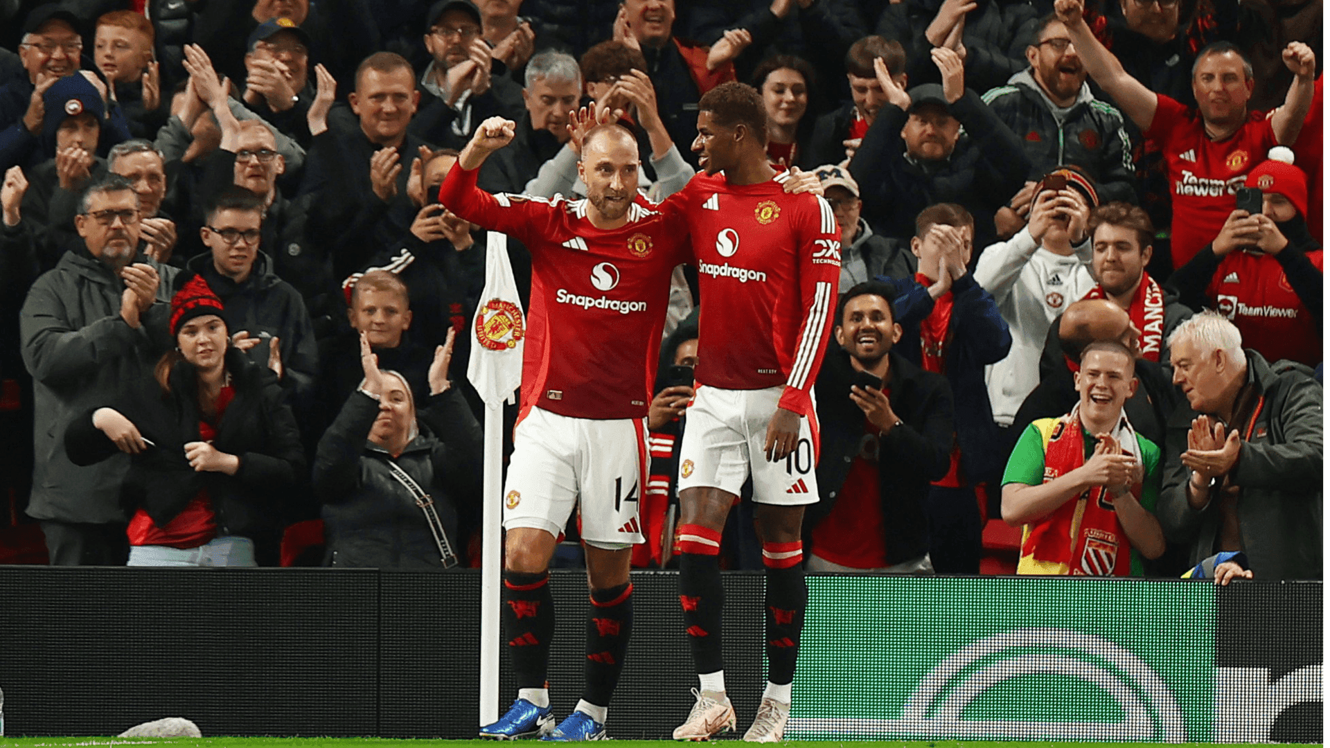 Eriksen comemora o gol marcado com o atacante Rashford