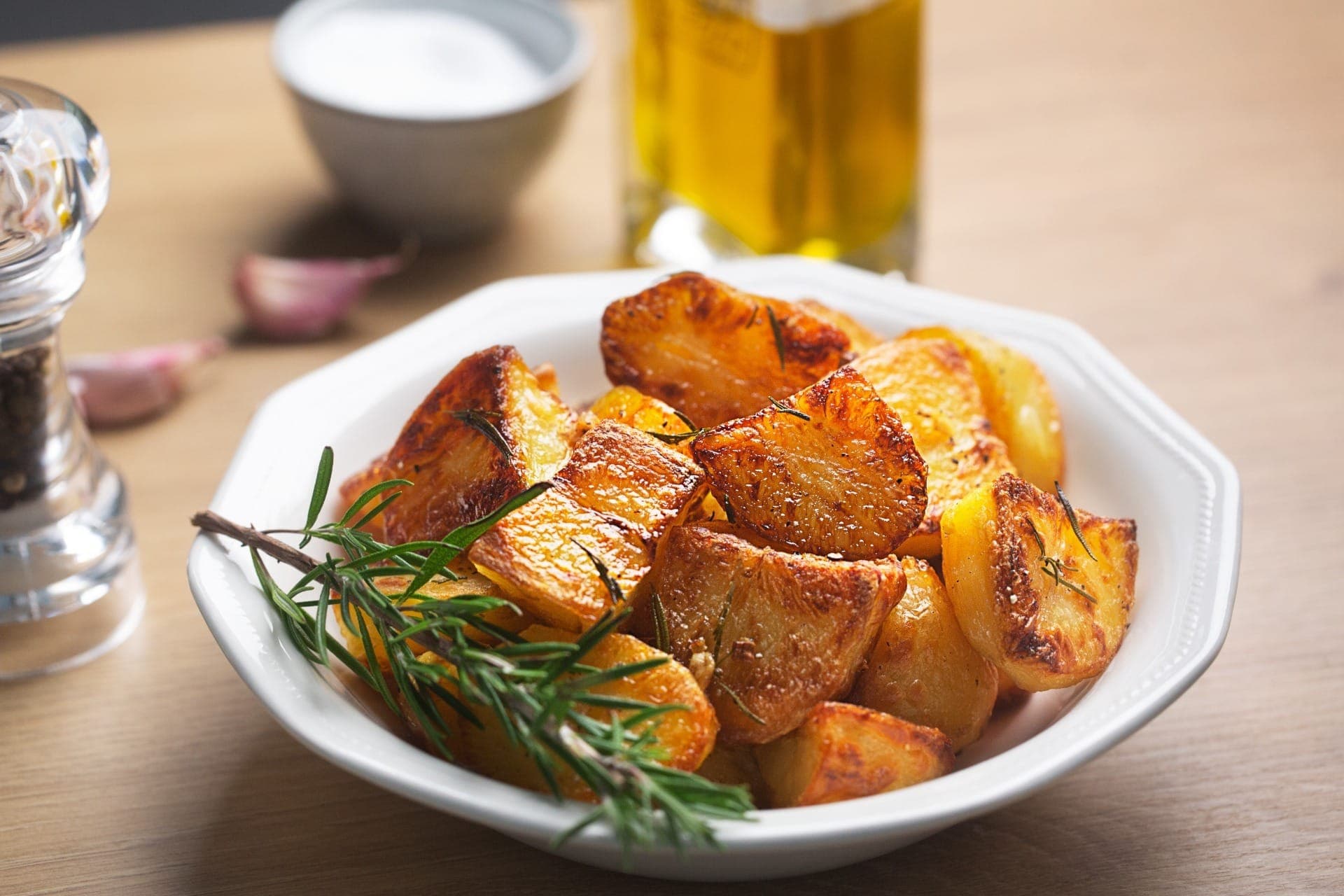 Batatas assadas na air fryer são uma ótima pedida para o almoço