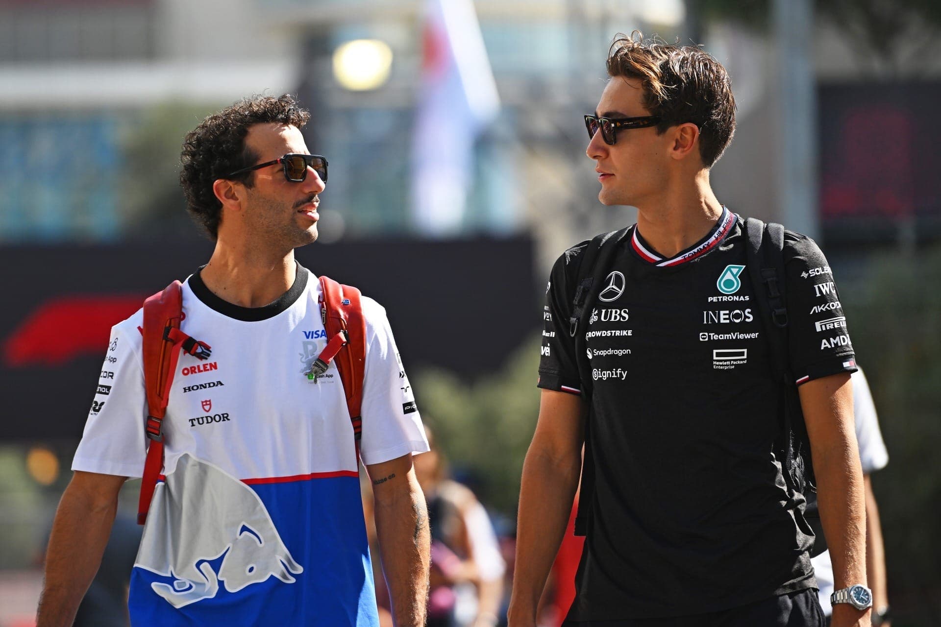 Daniel Ricciardo (Racing Bulls) e George Russell (Mercedes) no GP do Azerbaijão 2024