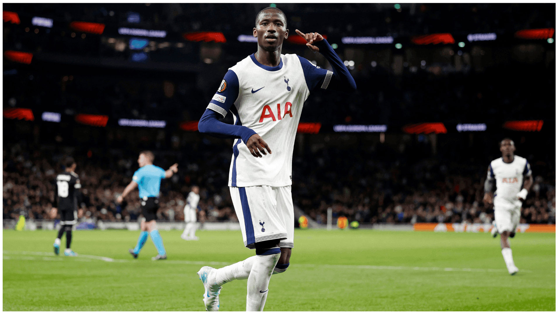 Sarr comemora seu gol na vitória do Tottenham pela Liga Europa