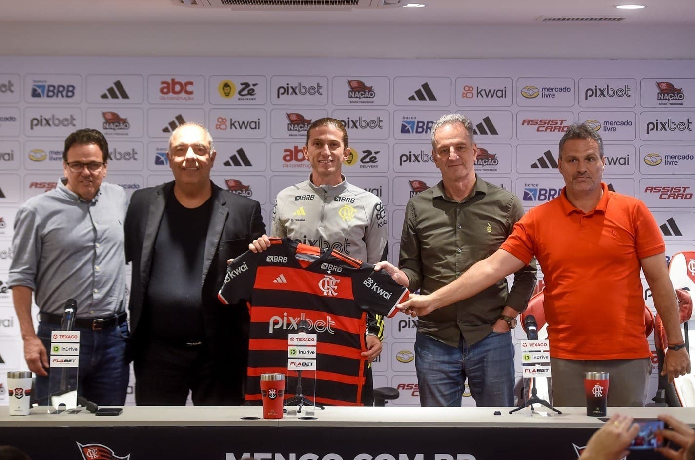 Diretoria do Flamengo na apresentação de Filipe Luís