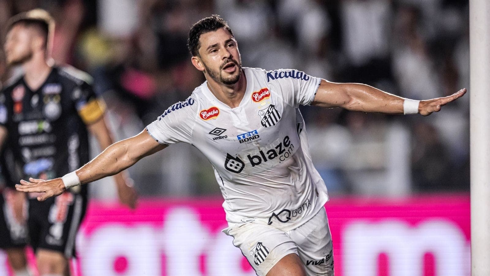 Giuliano comemora gol do Santos contra o Operário