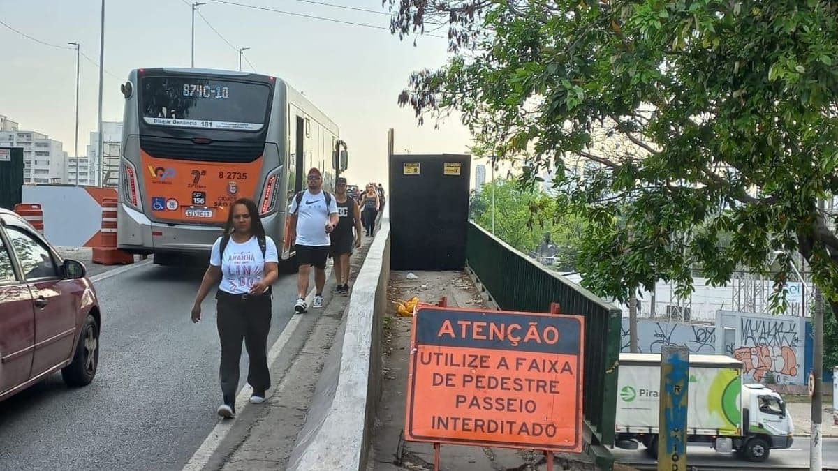 Obras na Ponte do Jaguaré obrigam pedestres a utilizarem faixa de pavimento