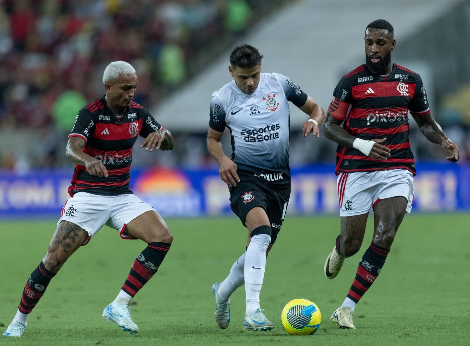 Romero com Wesley e Gérson em Flamengo x Corinthians