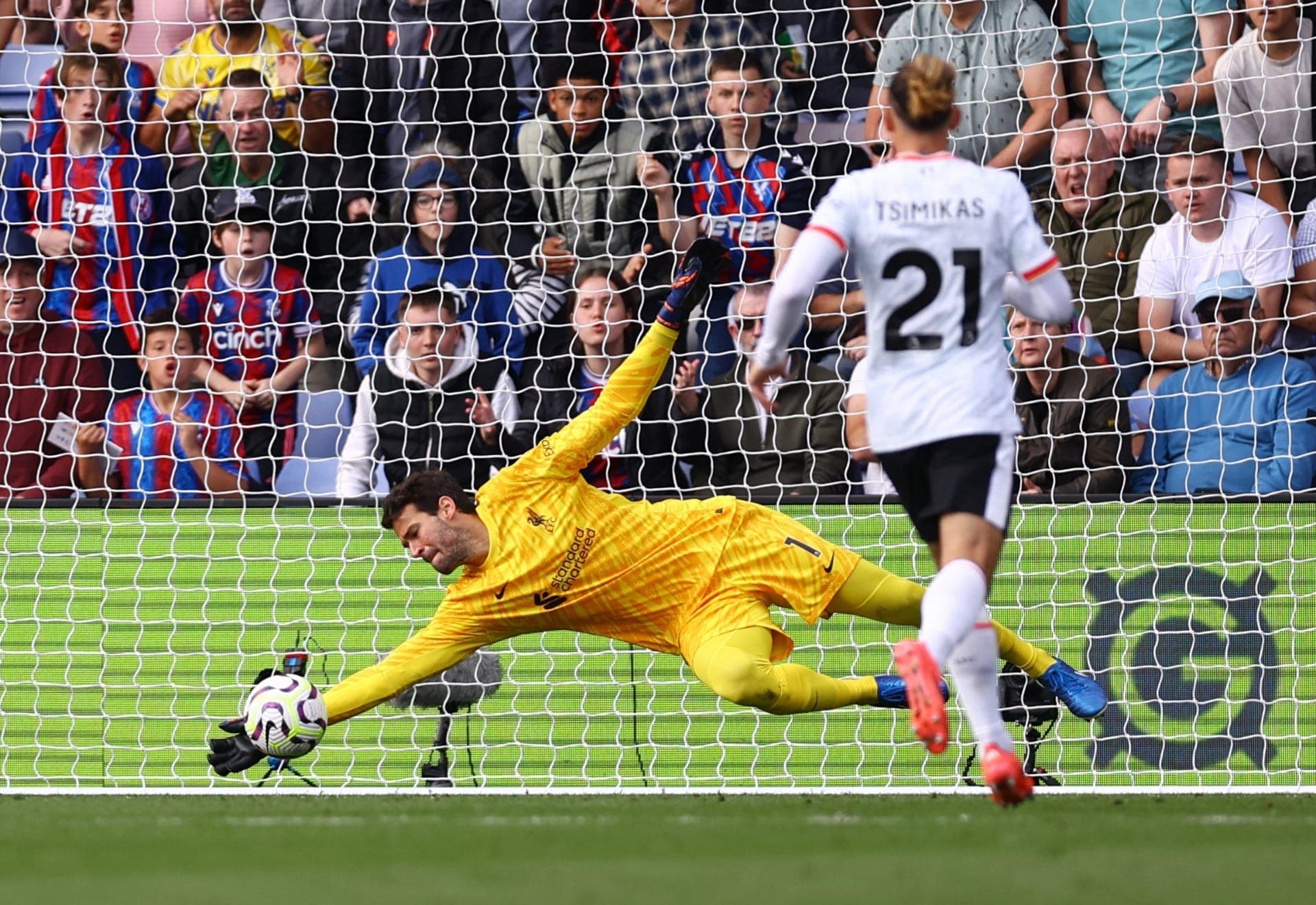 Alisson em ação contra o Crystal Palace