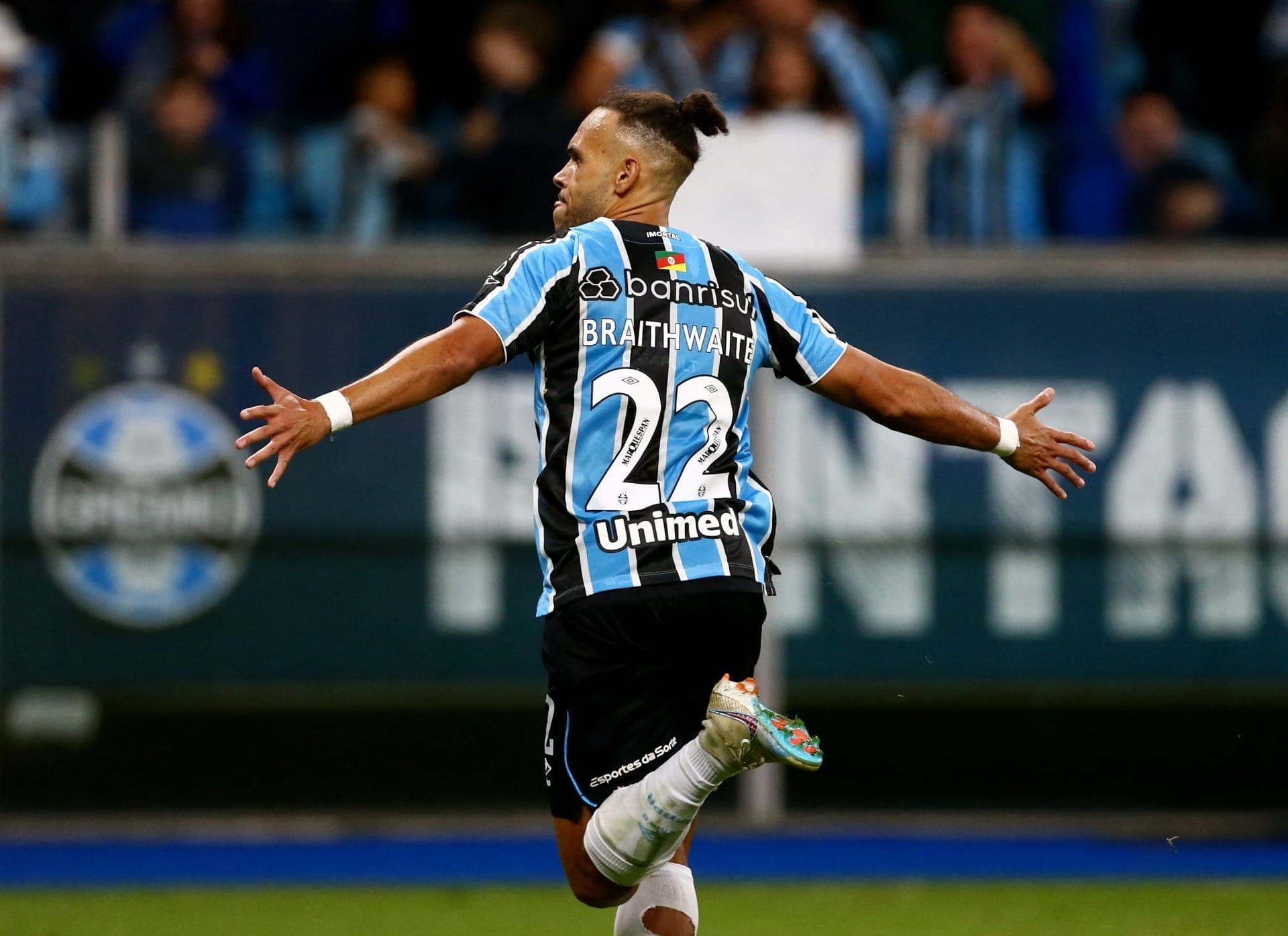 Grêmio vence Fortaleza e se afasta da zona do rebaixamento
