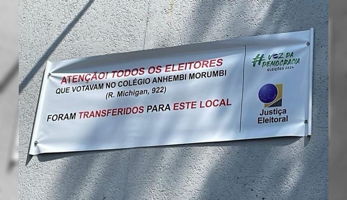 Aviso de transferência de eleitores em colégio de São Paulo