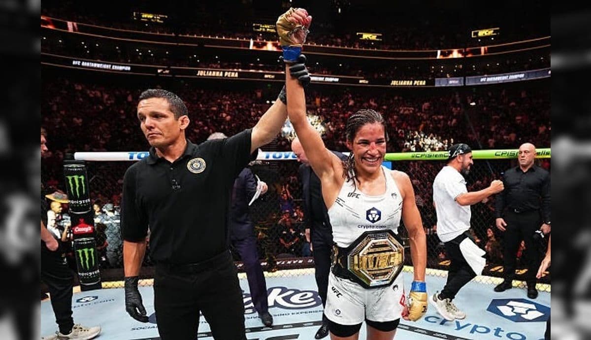 Julianna Peña venceu Raquel Pennington e reconquistou o cinturão peso-galo no UFC 307.