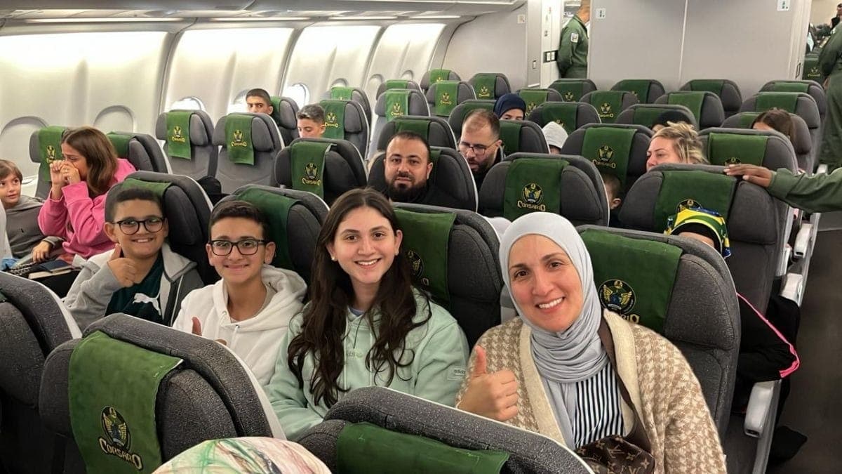 Brasileiros repatriados do Líbano em voo da FAB
