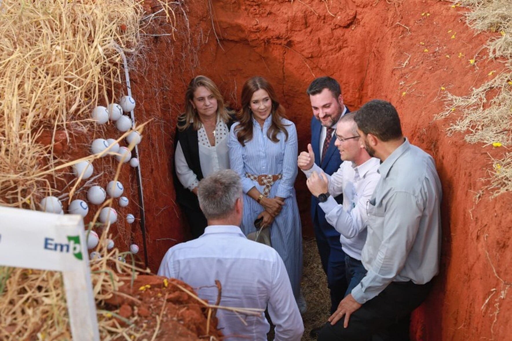 Rainha da Dinamarca entra em buraco na lavoura