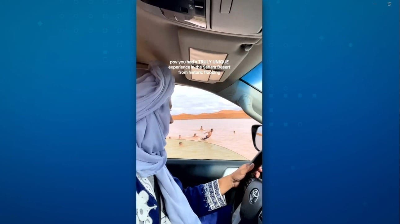 Crianças brincam em lagos formados no deserto do Saara