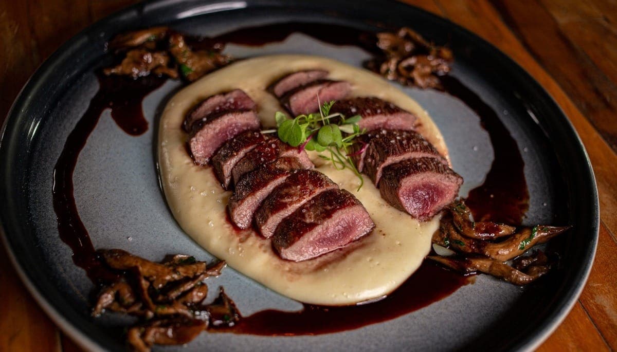 Prato de lombo de cordeiro é um dos mais famosos do Sal Gastronomia