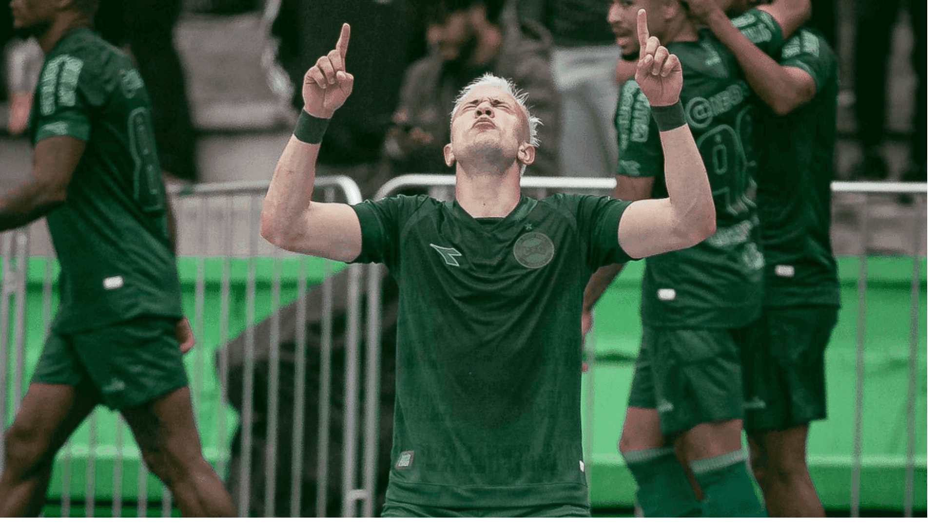 Matheus Frizzo comemora um dos gols marcados na vitória do Coritiba pela Série B