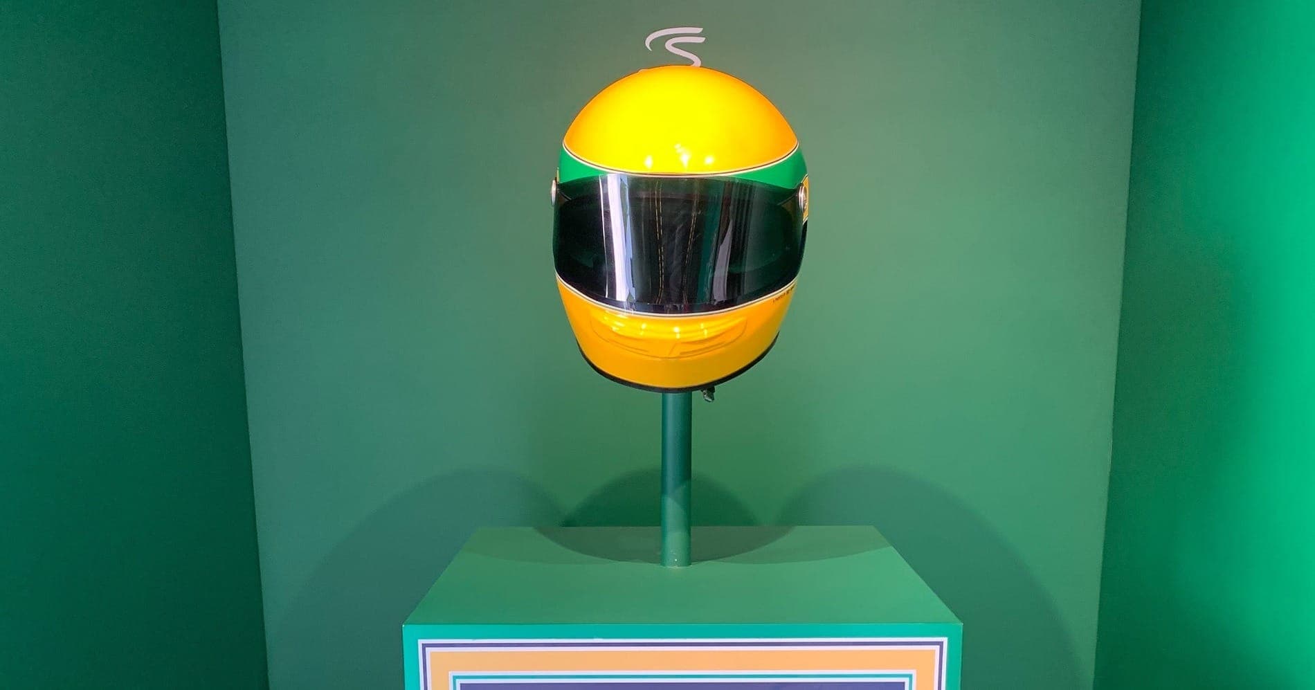 Capacete com voz de Ayrton Senna em exposição em São Paulo