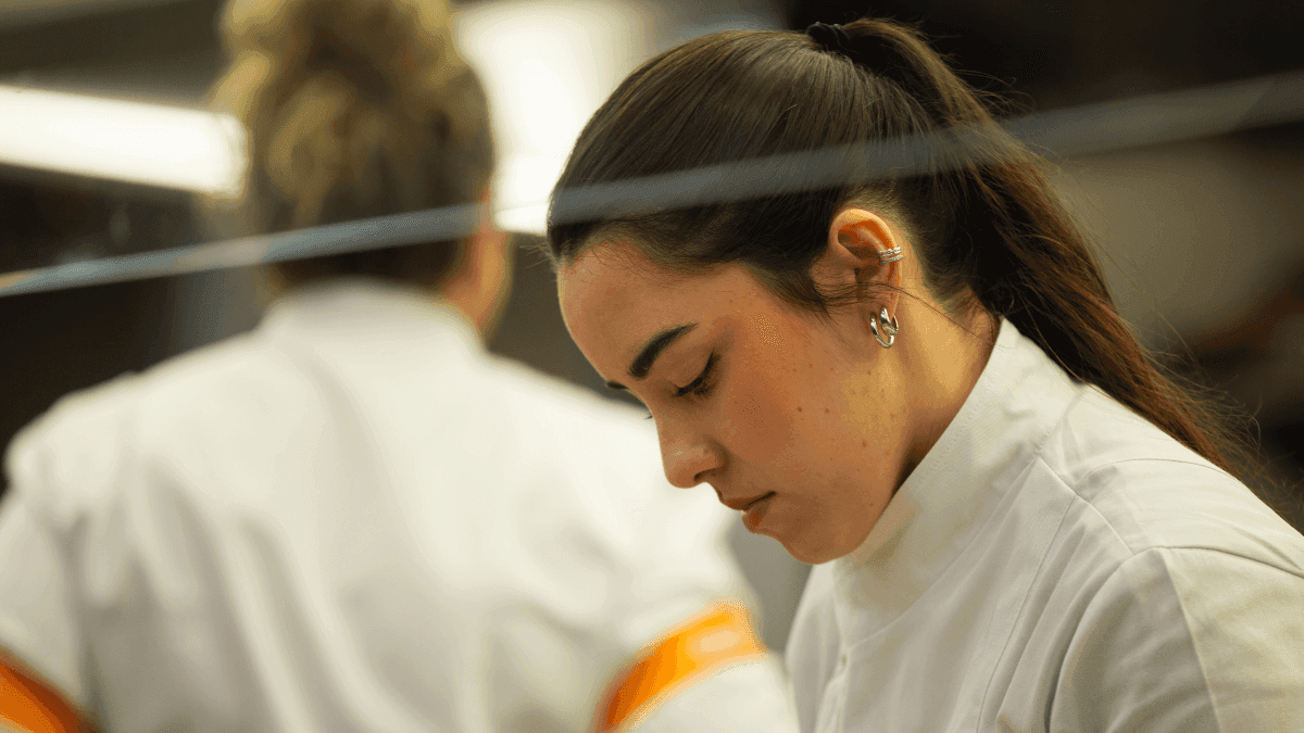 Larissa cozinha em prova de equipe no restaurante do Fogaça