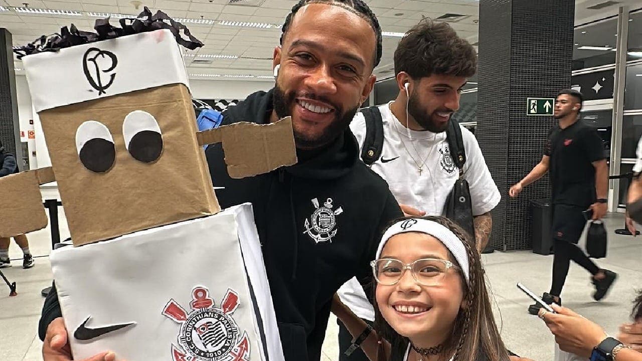 'Menina da mochila maluca' conhece Memphis Depay