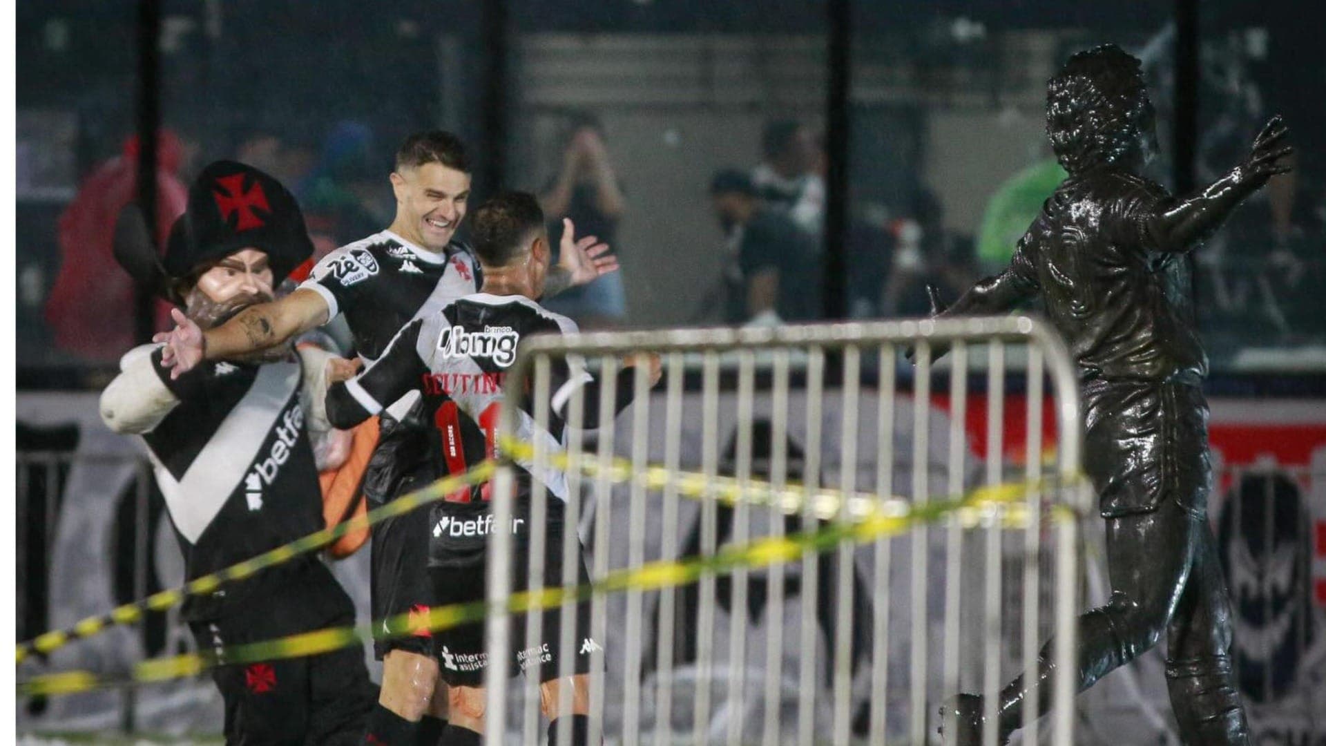 Vegetti comemora gol do Vasco contra o Atlético-MG