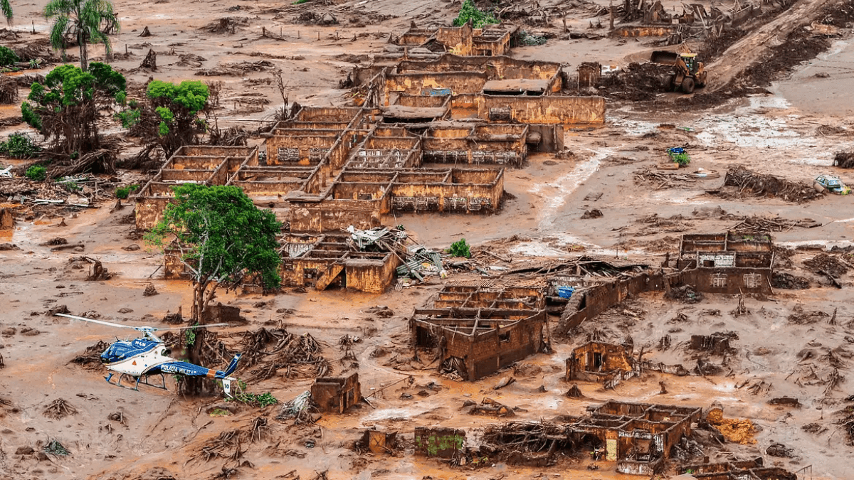 Área afetada pelo rompimento da barragem em Mariana (MG)